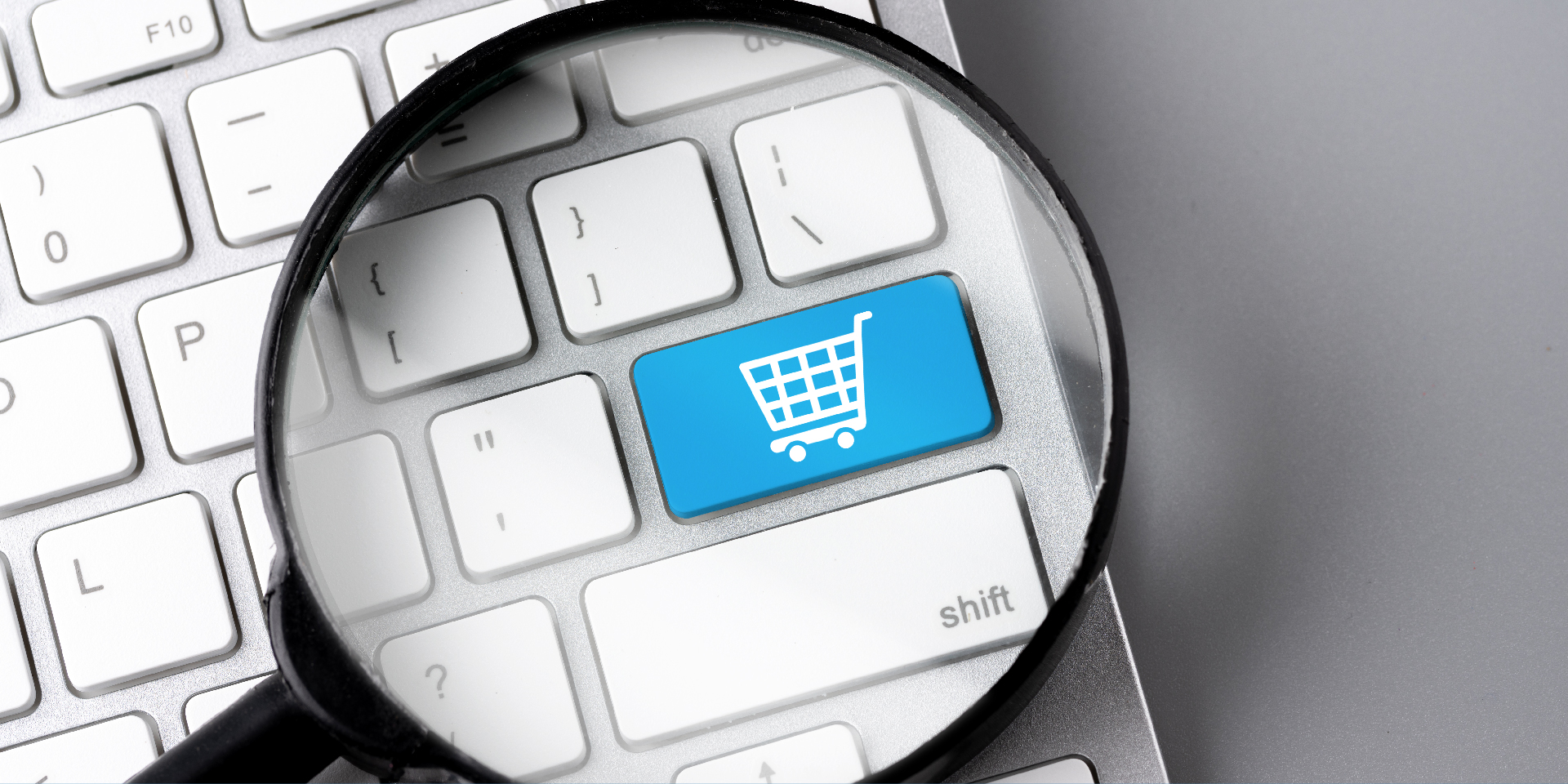 Lupa aumentando um botão de e-commerce. Imagem para blog do TotalERP sobre as vantagens de integrar e-commerce de venda online e sistema de gestão