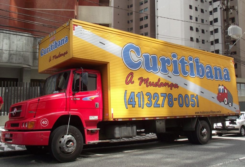 Caminhão da transportadora Curitibana Mudanças